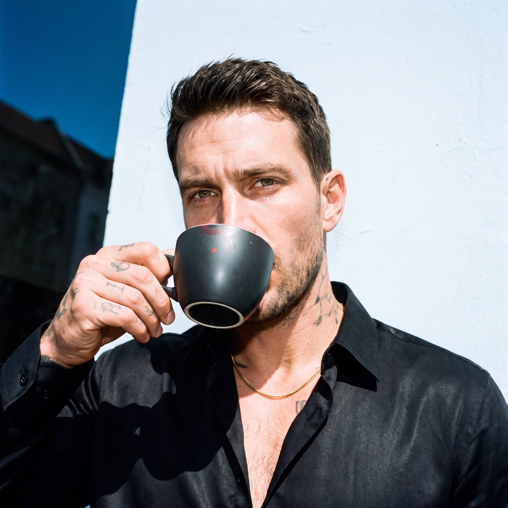 Dario mit einem NOYS Kaffee im blauen Becher