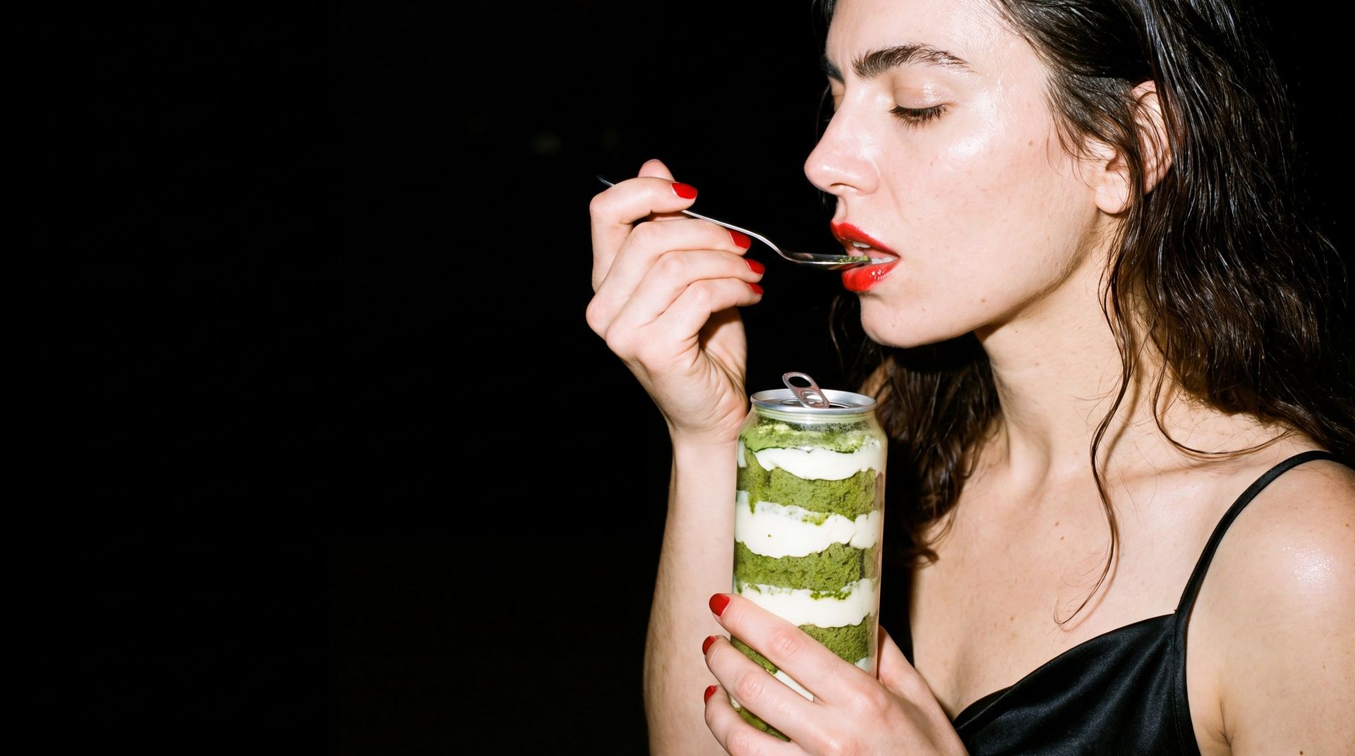 Lena hält nachts einen NOYS Matcha in der Hand