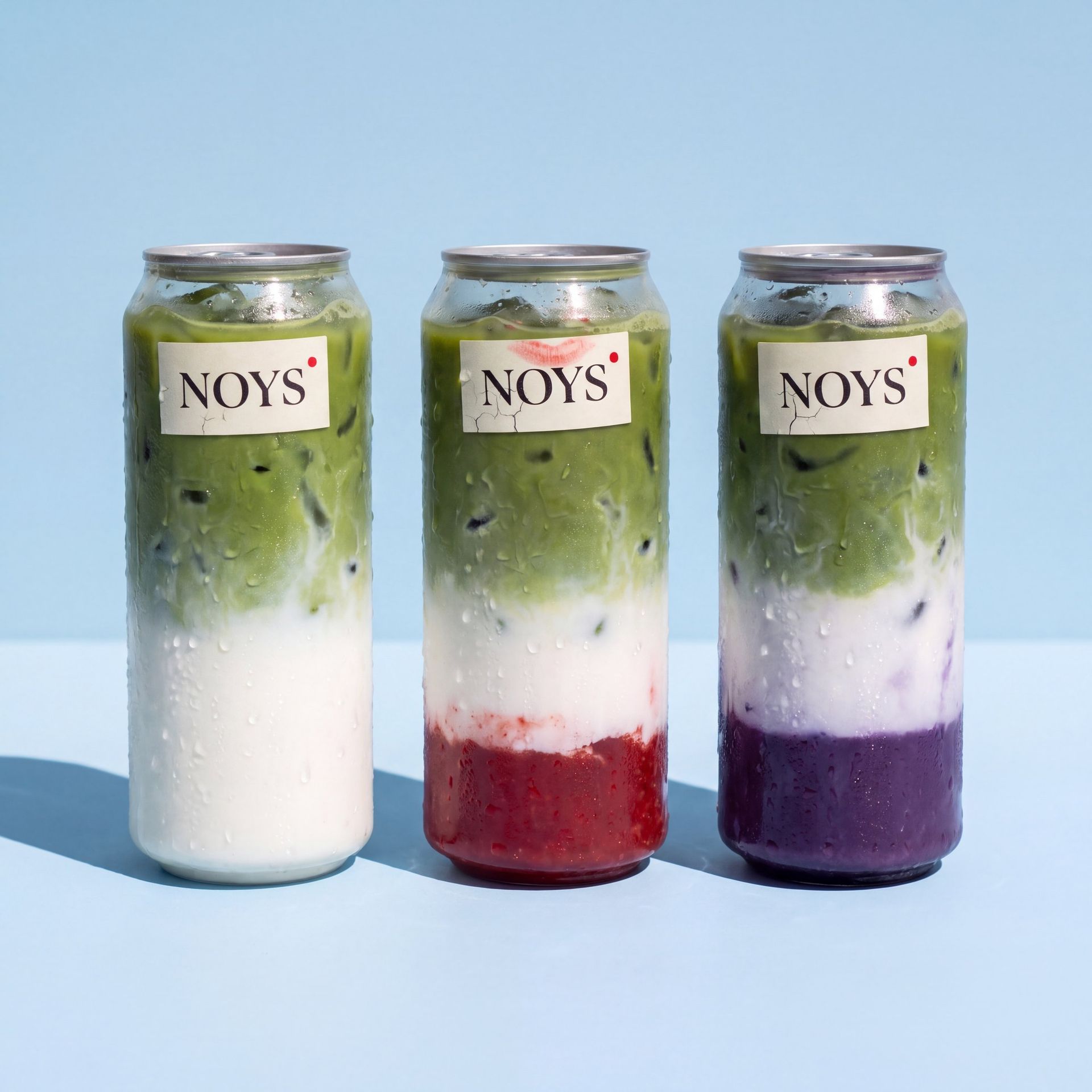 Drei NOYS Matcha Drinks in transparenten Dosen